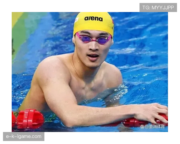 徐嘉余训练间隙居然刷起了奢侈品牌，泳池边的样子谁敢跟普通打工人比？