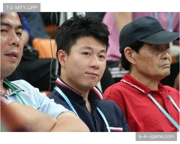 李小鹏退役后天天带娃逛超市，这反差谁懂啊